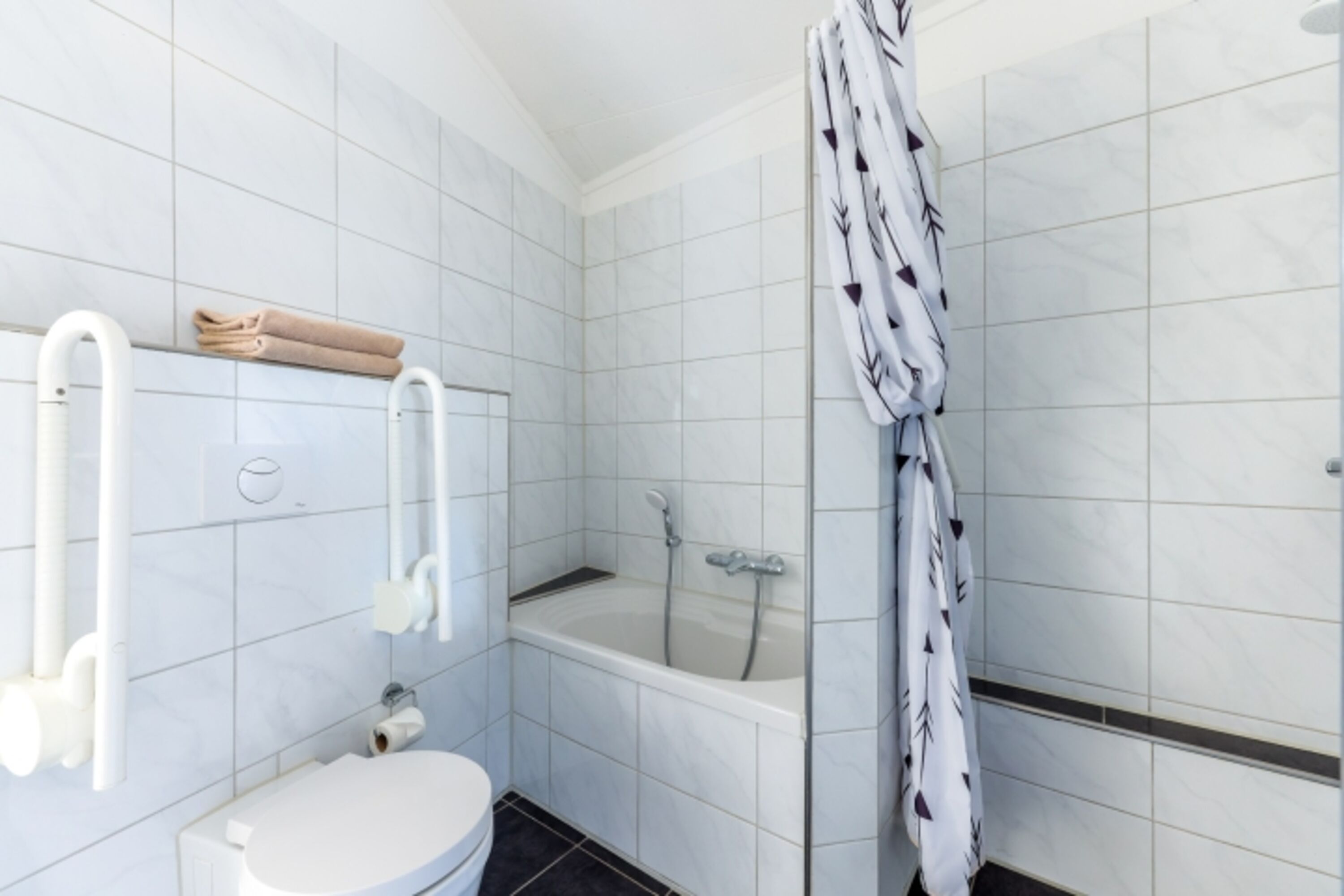kleine Wanne und Buegel am WC
