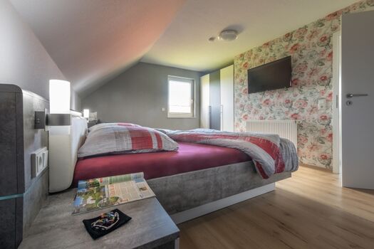 großes Schlafzimmer mit TV
