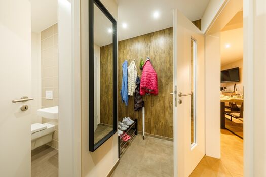 Flur mit Blick zur Küche und ins Gäste WC