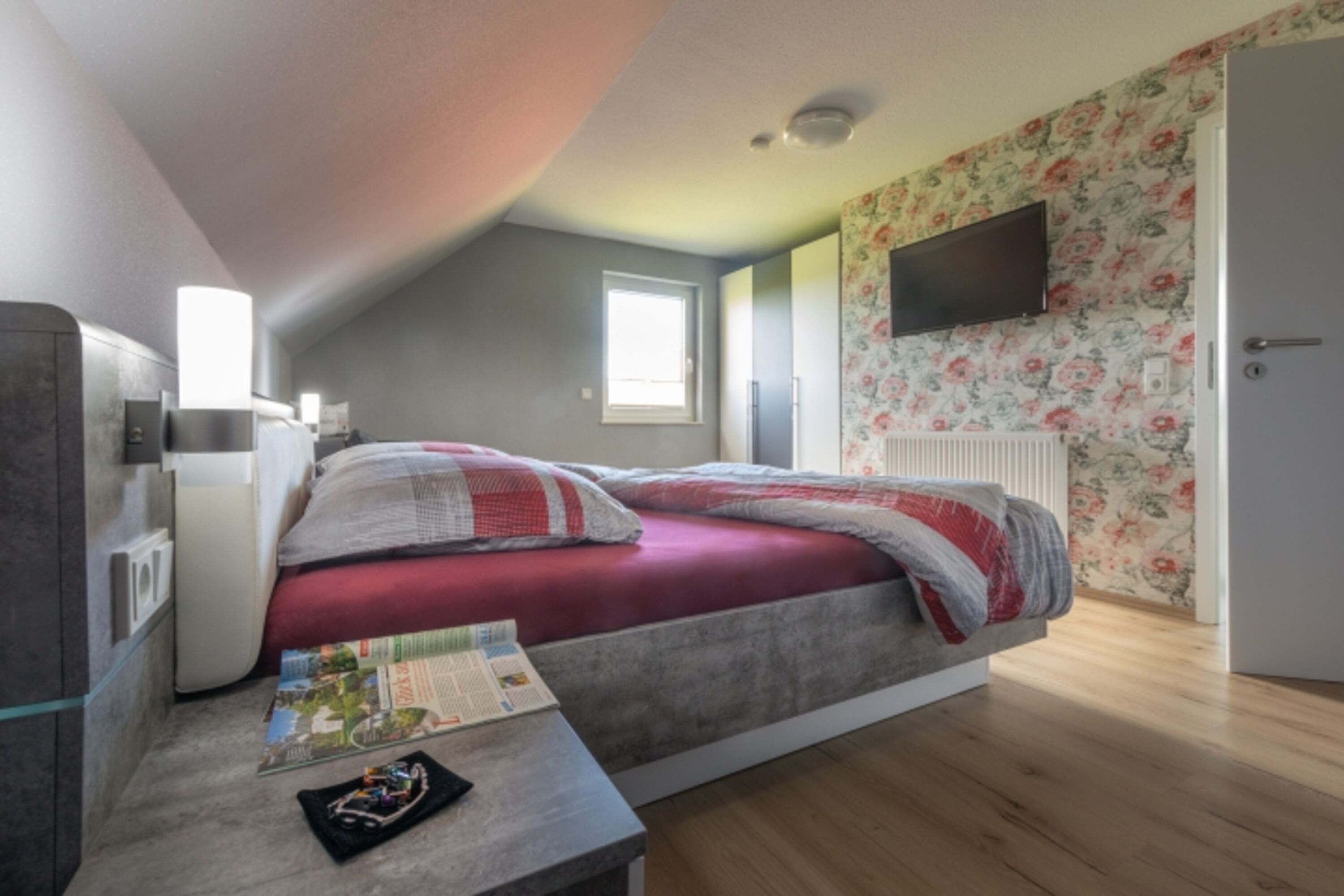 großes Schlafzimmer mit TV