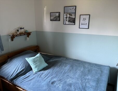 2. Schlafzimmer mit breitem Bett 1,40 m