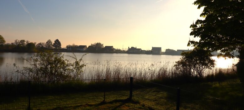 Blick auf den See vom Haus am Morgen