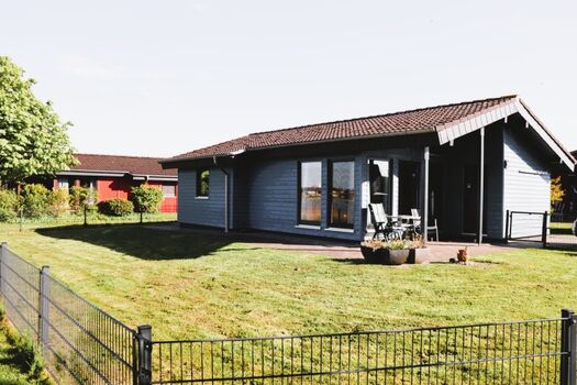 Blick auf das Haus und Grundstück vom See