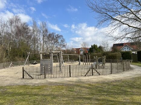 Spielplatz mit Spielwiese hinter dem Haus