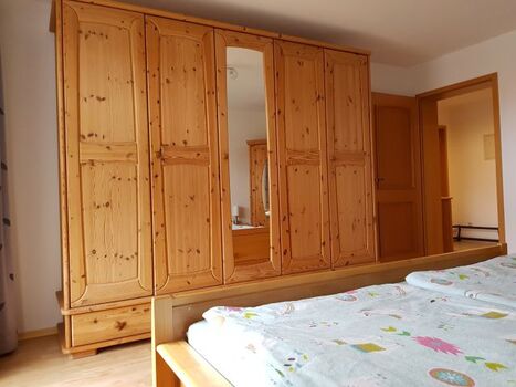 Schlafzimmer mit großem Kleiderschrank