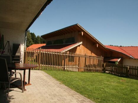 Terrasse mit eingezäuntem Auslauf