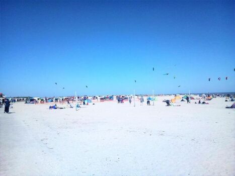 Drachensteigen lassen am Strand