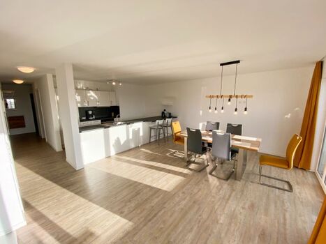 großzügiger, offener Wohn-Essbereich