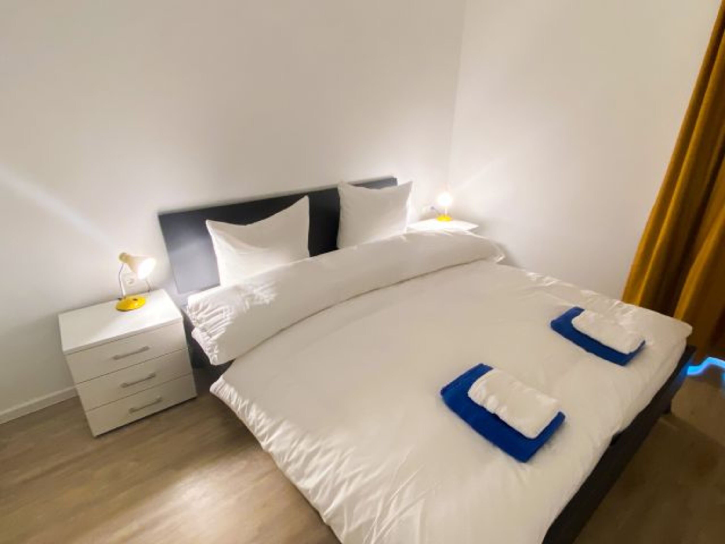 Schlafzimmer 1 mit Fernseher