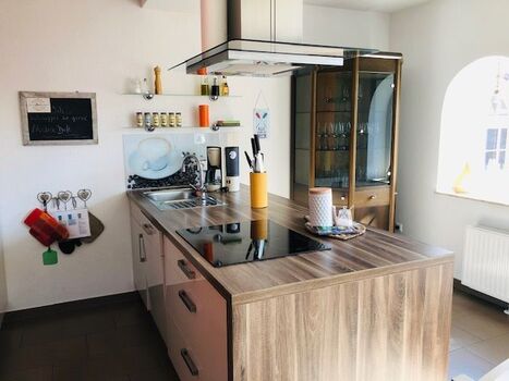 Sehr gut ausgestattete Küche 