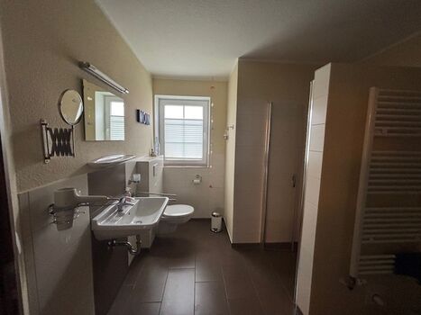 Großes Bad im Erdgeschoss mit Waschtrockner