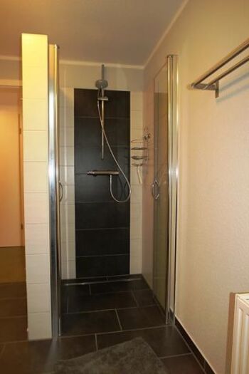 Auch oben im Bad eine ebenerdige Dusche