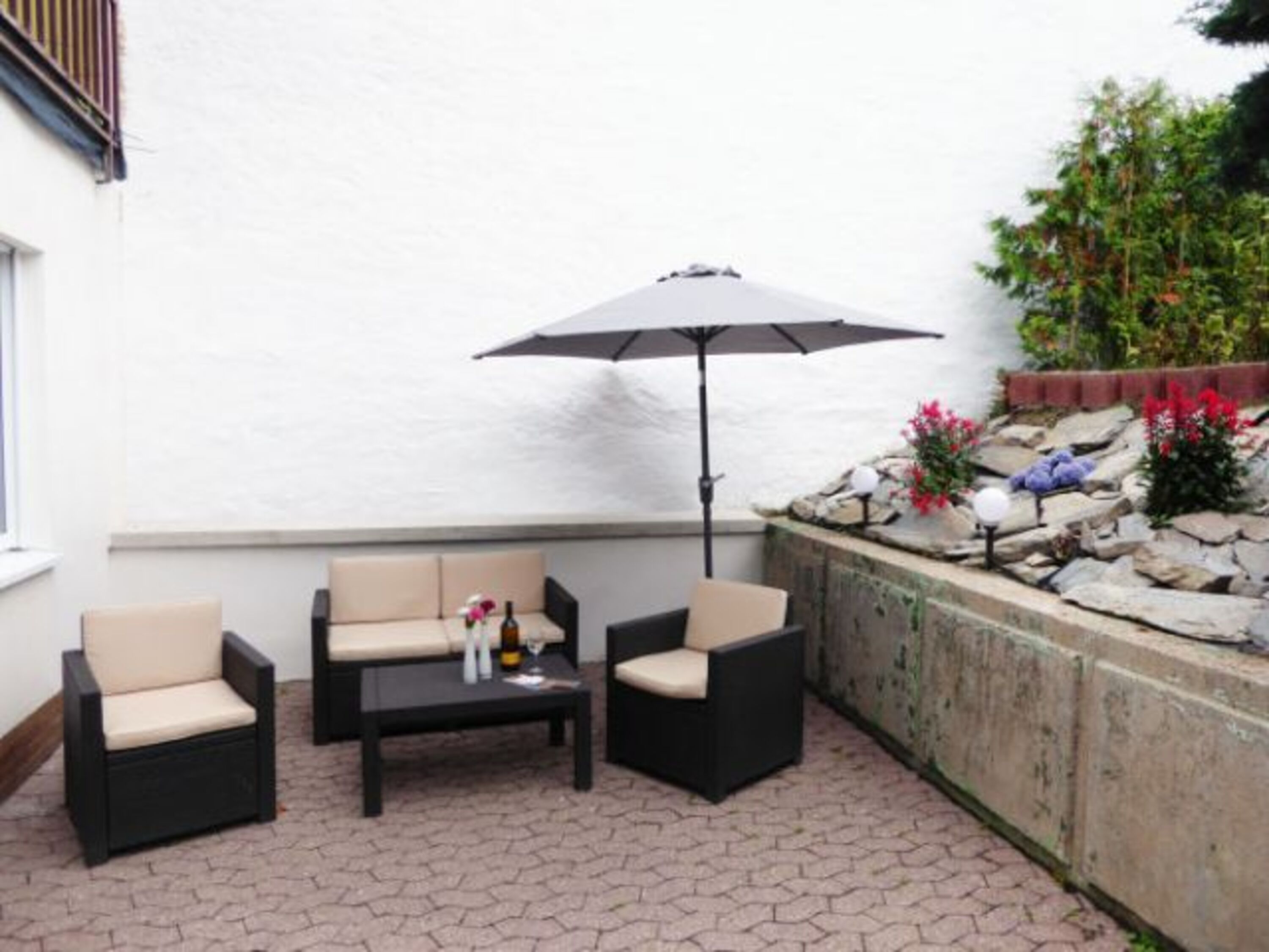  Terrasse mit Gartenmöbel, Sonnenschirm