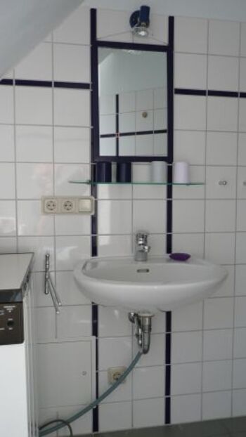 Waschbecken, Waschmaschine und Durche