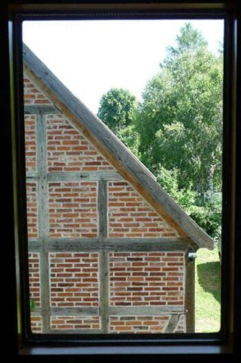 Blick aus der Schlafkammer auf die Scheue
