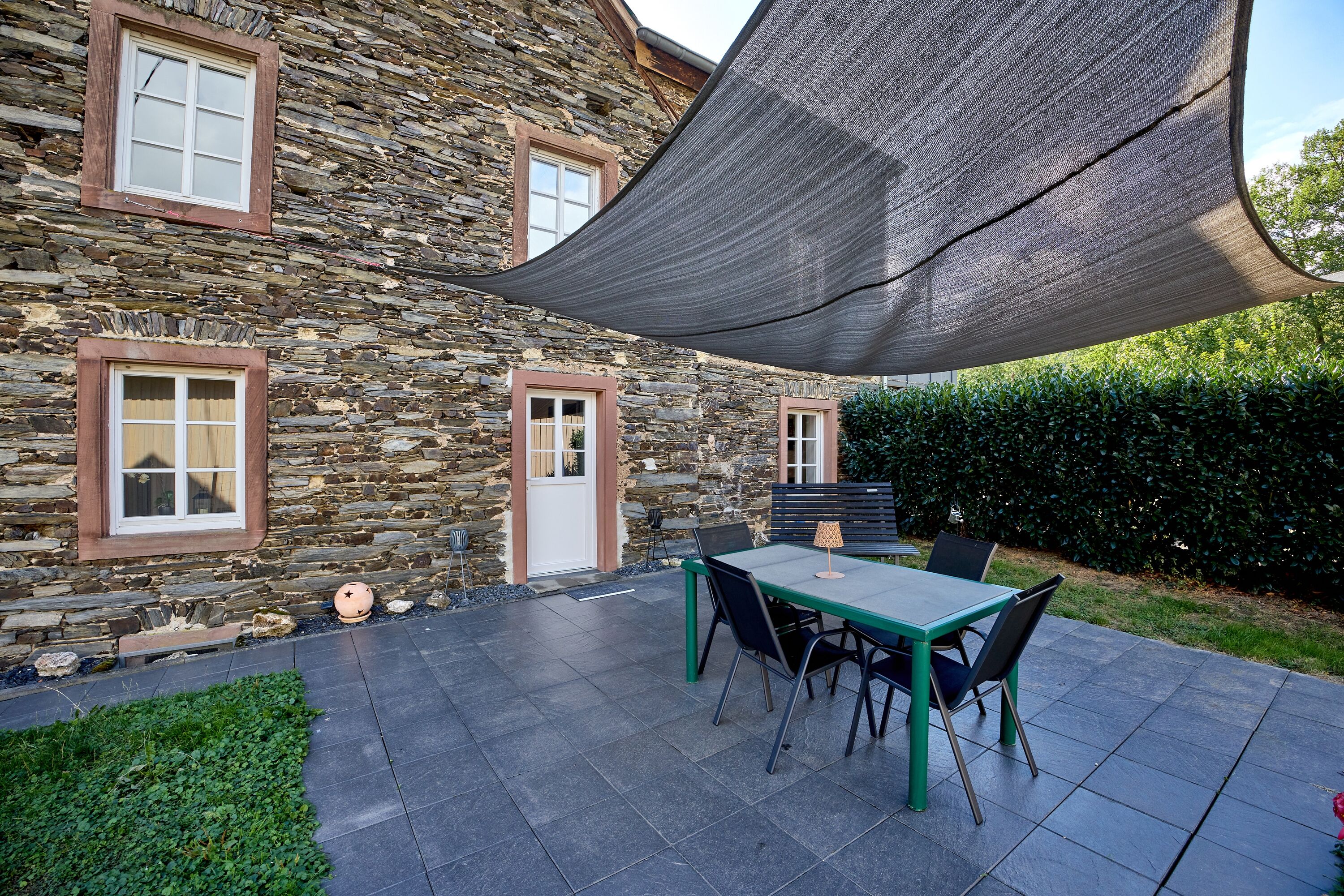 Terrasse mit 200 m2 Grundstück voll eingezäunt