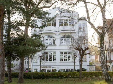 Blick von der Strandseite auf die Villa Frigga