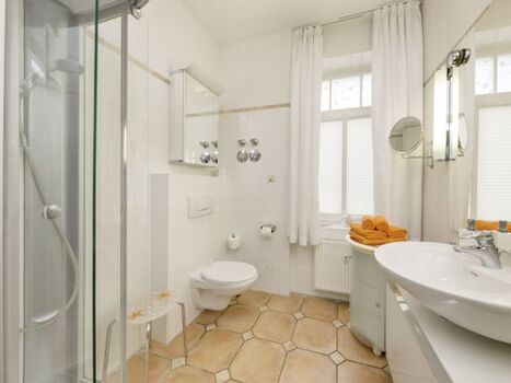 Bad mit Wellnessdusche/Dampfsauna