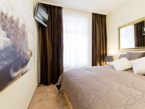 Schlafzimmer mit Doppelbett