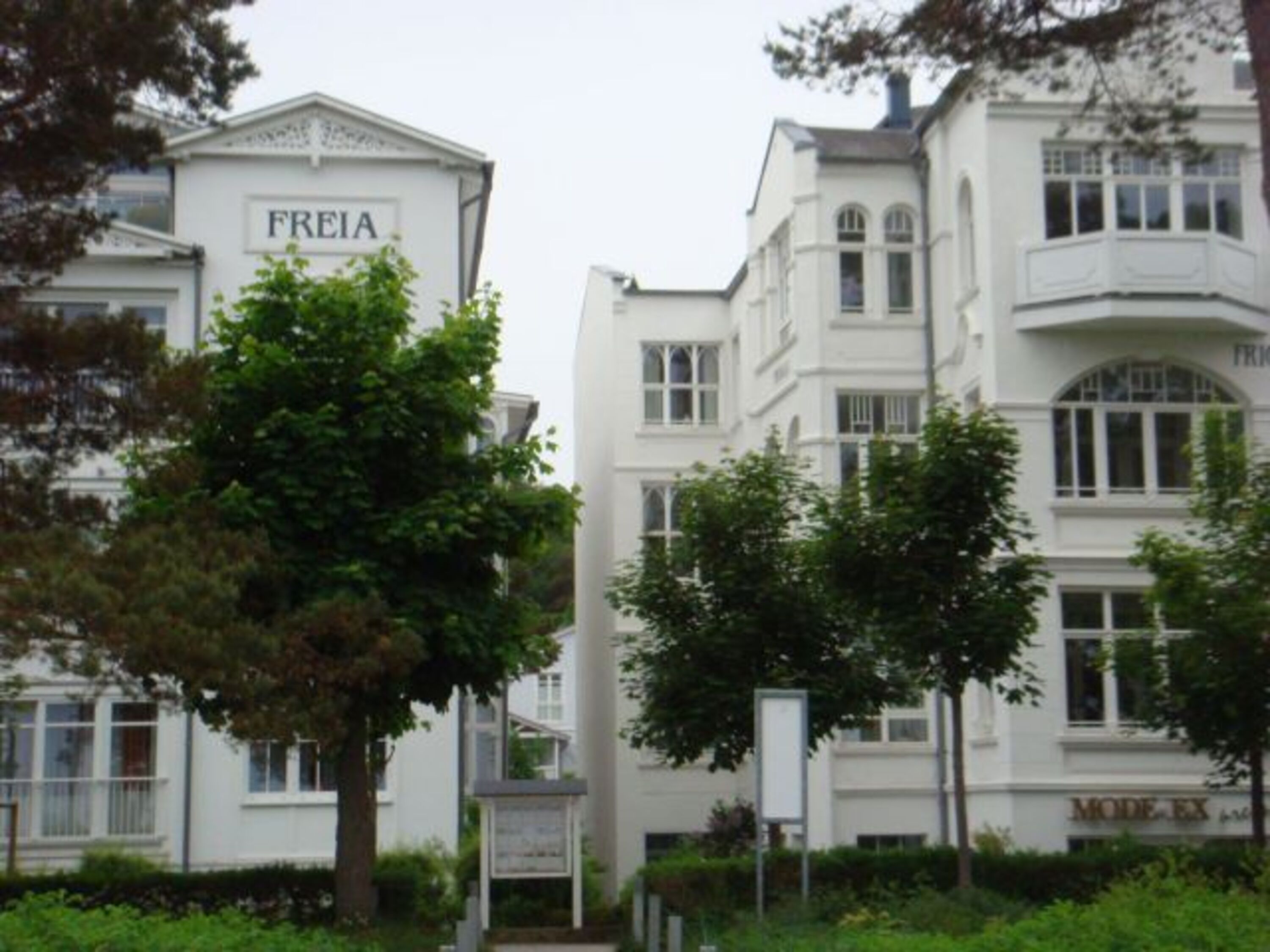 Blick auf die Villen Frigga und Freia vom Stand aus
