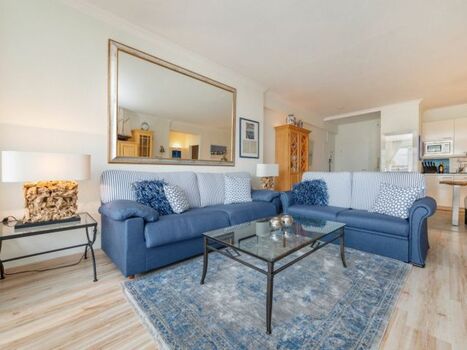 Die großzügige Sitzecke lädt zum gemütlichen Sitzen ein