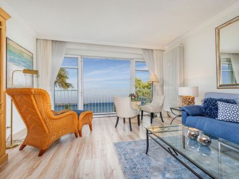 Das großzügige Wohnzimmer mit Blick auf die Ostsee