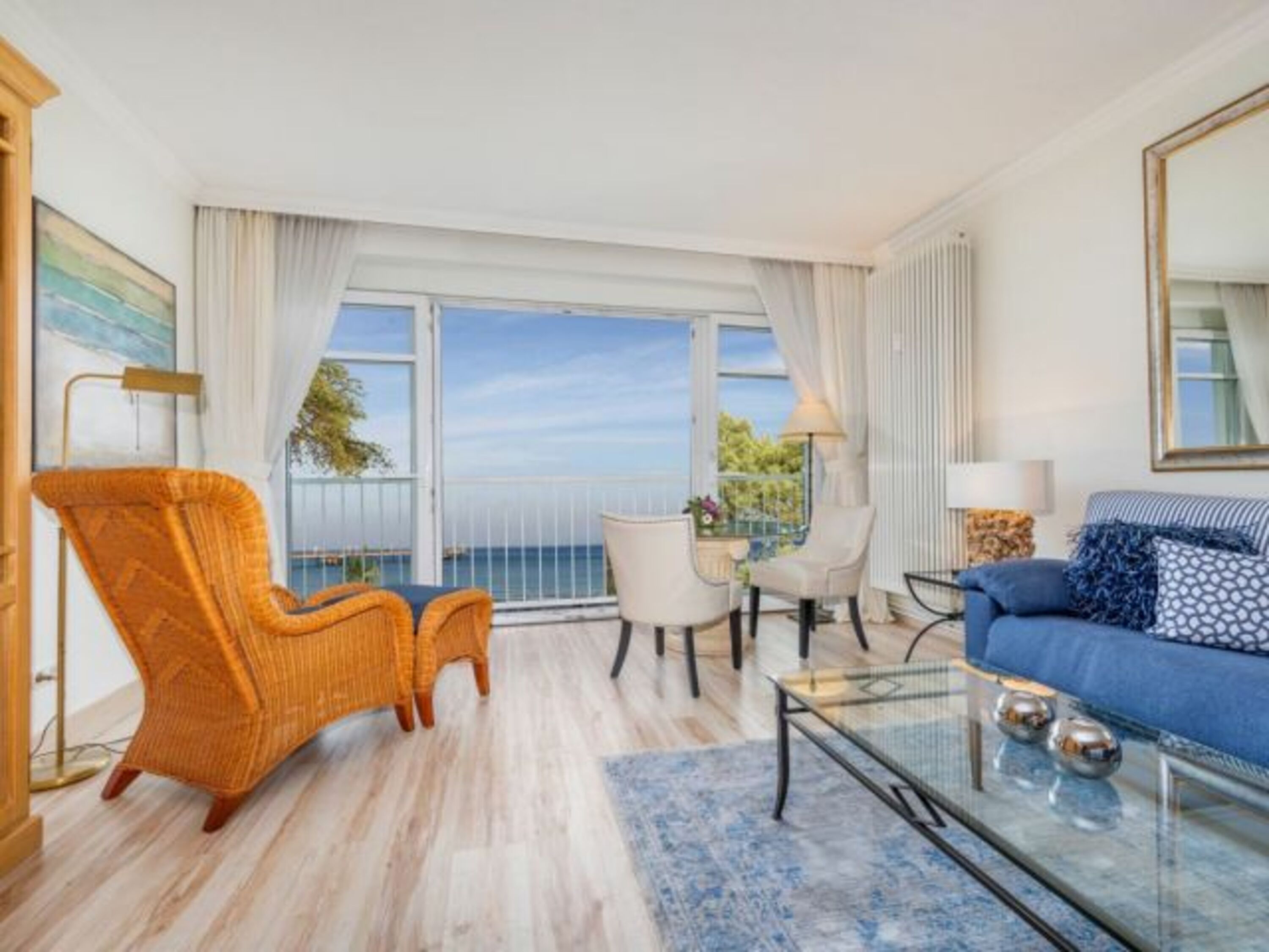 Das großzügige Wohnzimmer mit Blick auf die Ostsee