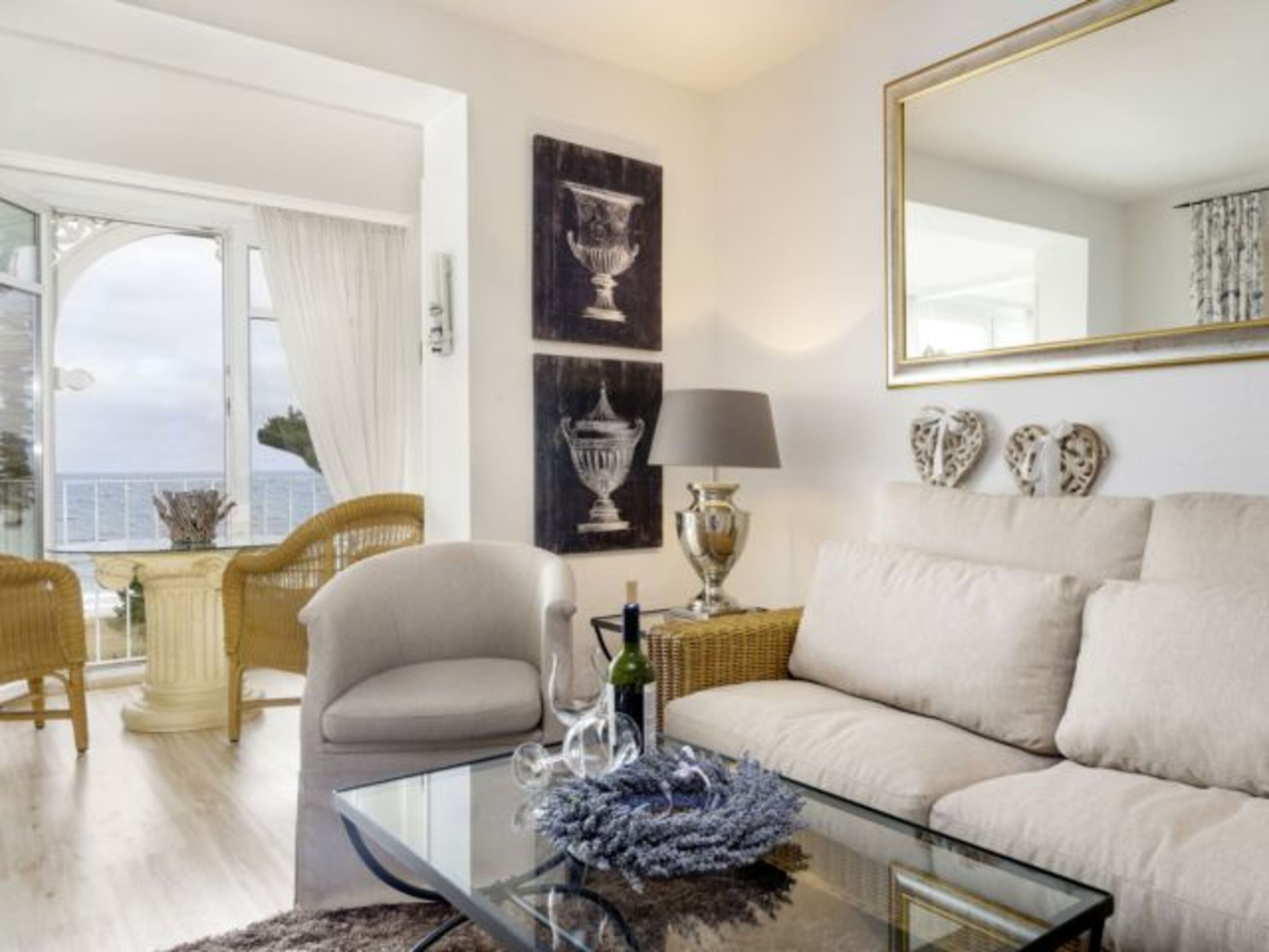 Wohnzimmer mit offener Loggia