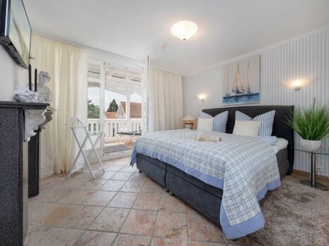 großes Schlafzimmer / Südbalkon