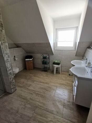 Bad / WC im OG mit Doppelwaschtisch