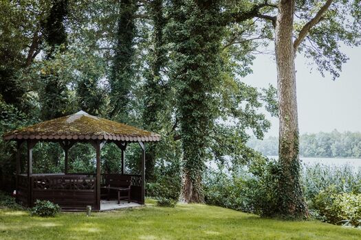 Privater Pavillon am See