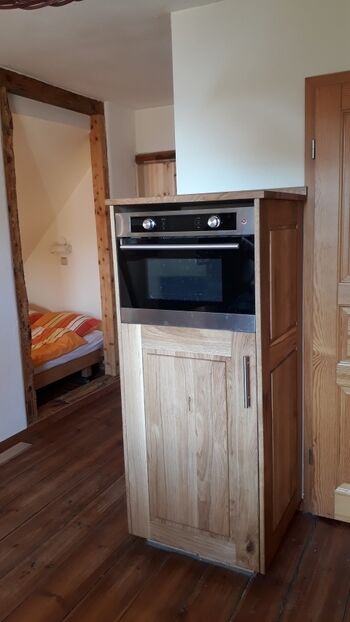 im Hintergrund die Schlafkammer