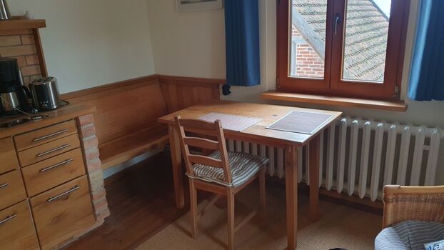 der Tisch wurde von unserer Tochter in ihrer Schreinerlehre gebaut