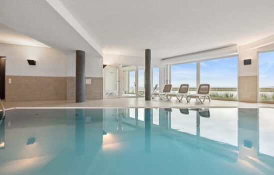 Wunderschöner kostenfreier Poolbereich mit Blick aufs Meer!