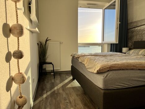 Sonnenuntergang aus dem 1. Schlafzimmer mit großem Einbauschrank!