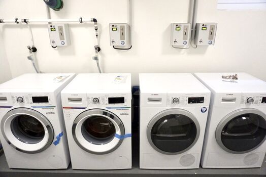 Waschmöglichkeit und Trockner per Münze vor Ort
