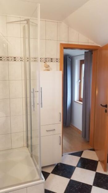 Bad mit Dusche/Wanne und WC