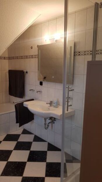 Bad mit Dusche/Wanne und WC