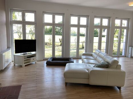 gemütliches Ecksofa im Wohnraum mit traumhaftem Panoramablick