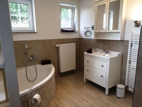 Vollbad mit Eckbadewanne und Dusche im EG