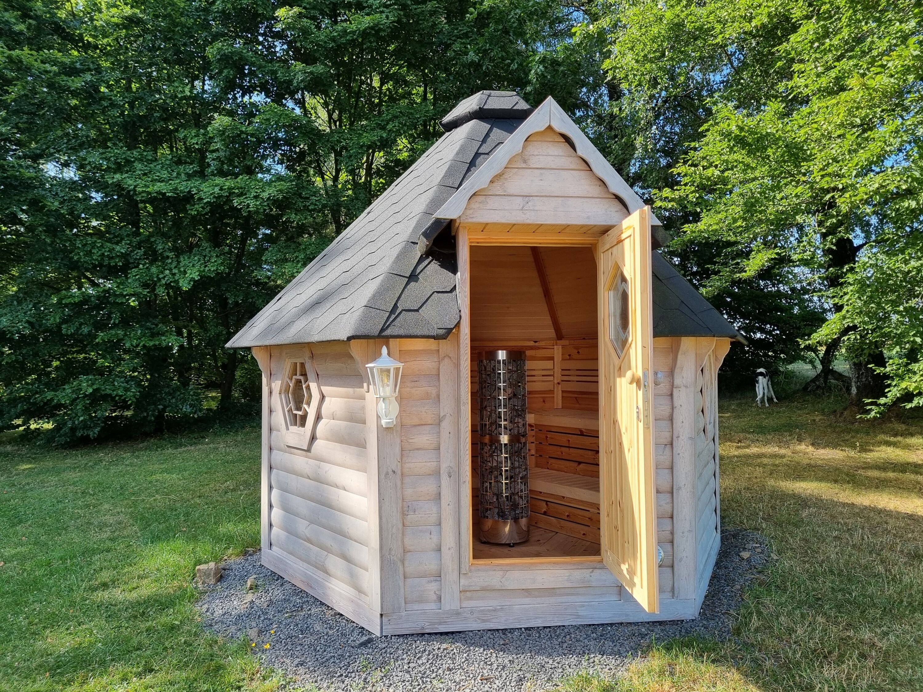 Fass-Sauna im Garten