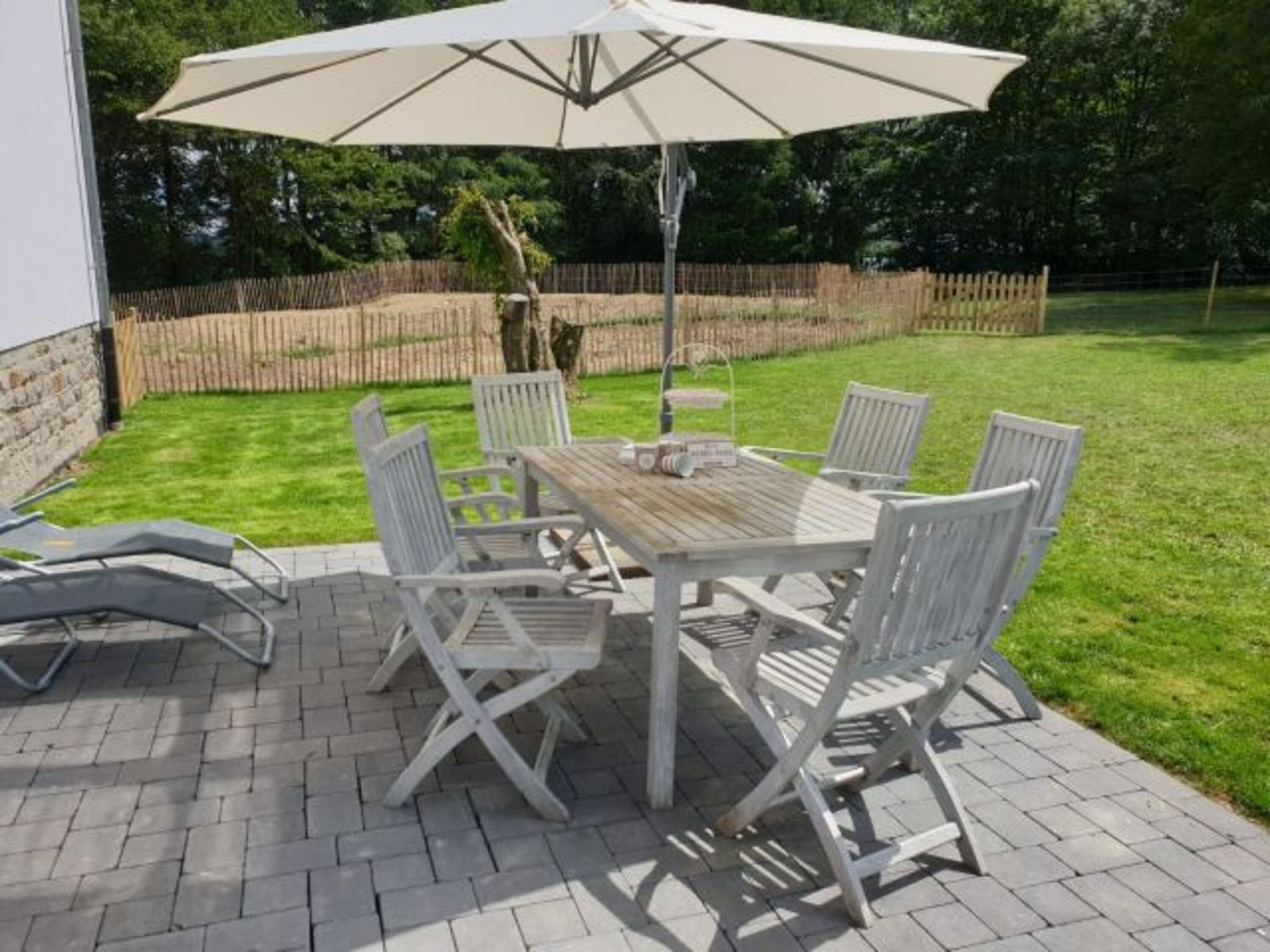 Terrasse mit Holzmöbeln
