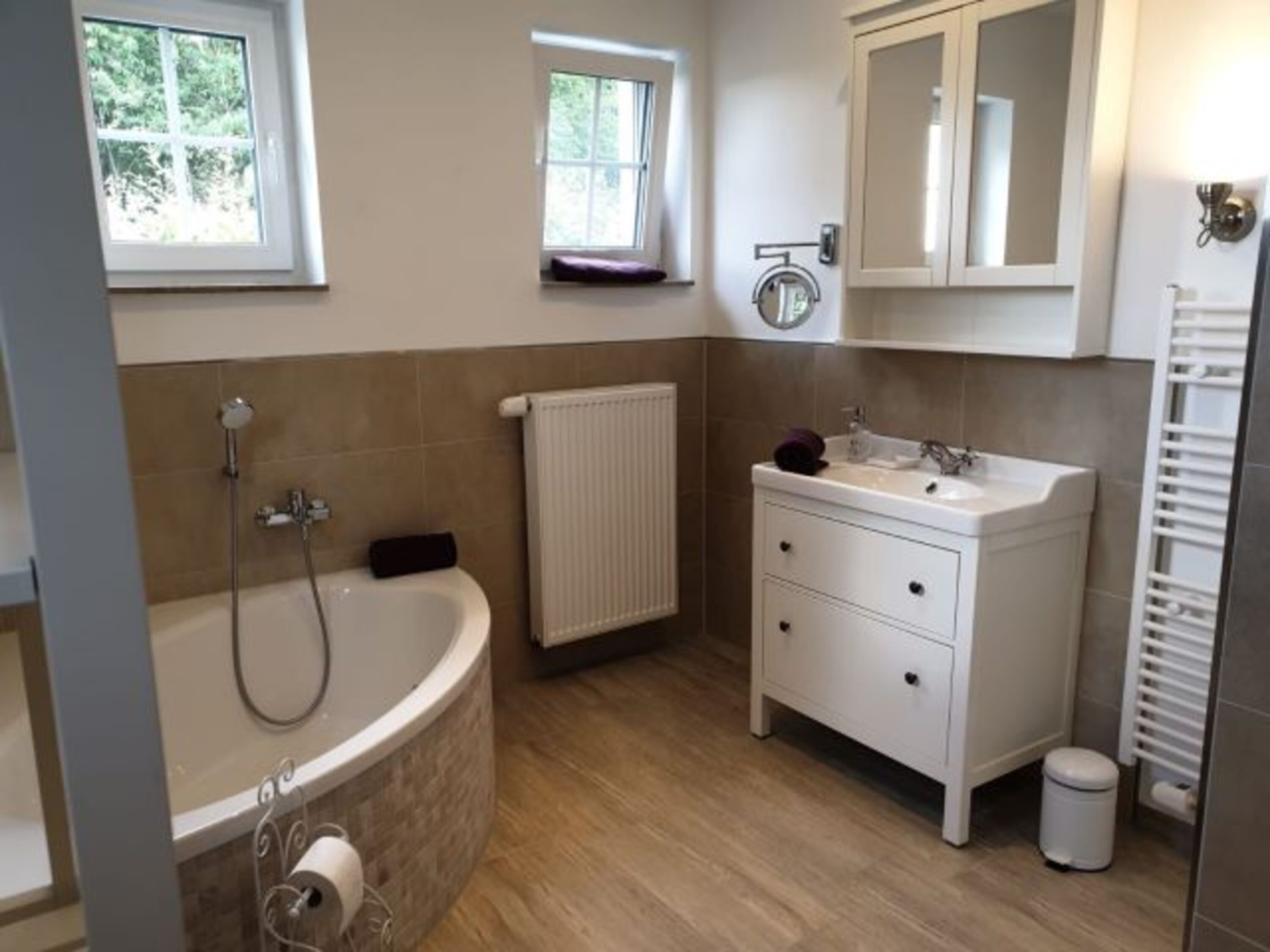 Vollbad mit Eckbadewanne und Dusche im EG