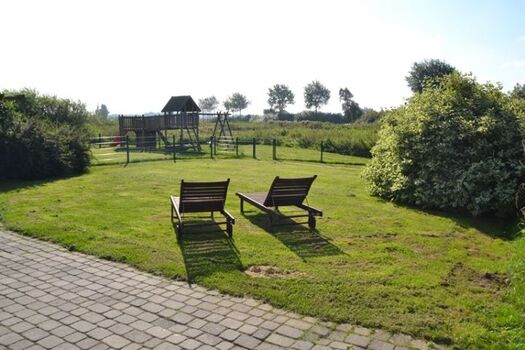 großer eingezäunter Garten