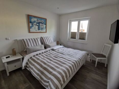 Schlafzimmer EG mit 5türigem Kleiderschrank und Fernseher