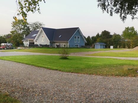 auf dem Hof-Blick von den Weiden zu den Ferienhäusern