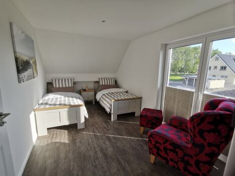 Schlafzimmer mit Fernseher -2 Einzelbetten