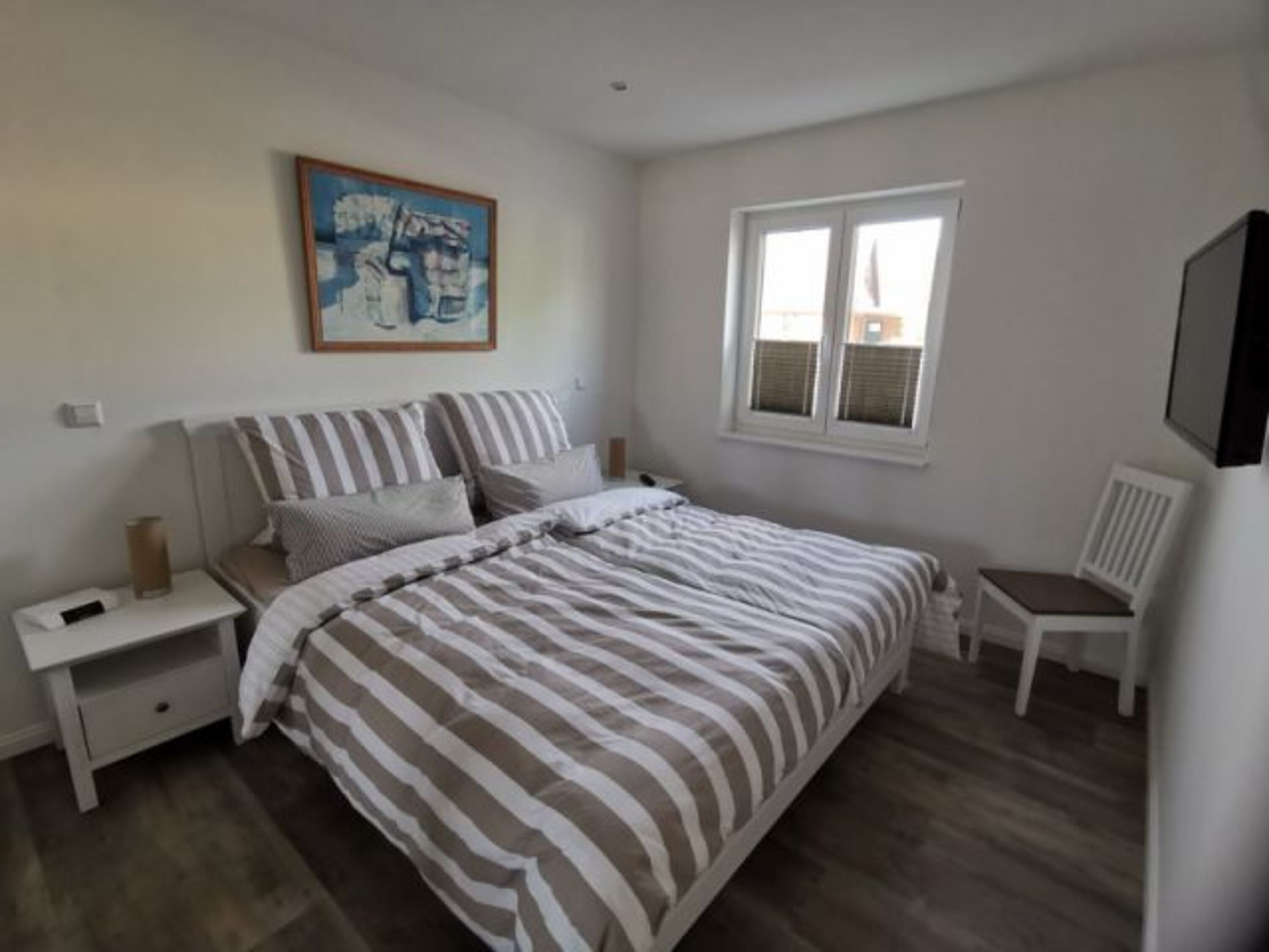 Schlafzimmer EG mit 5türigem Kleiderschrank und Fernseher
