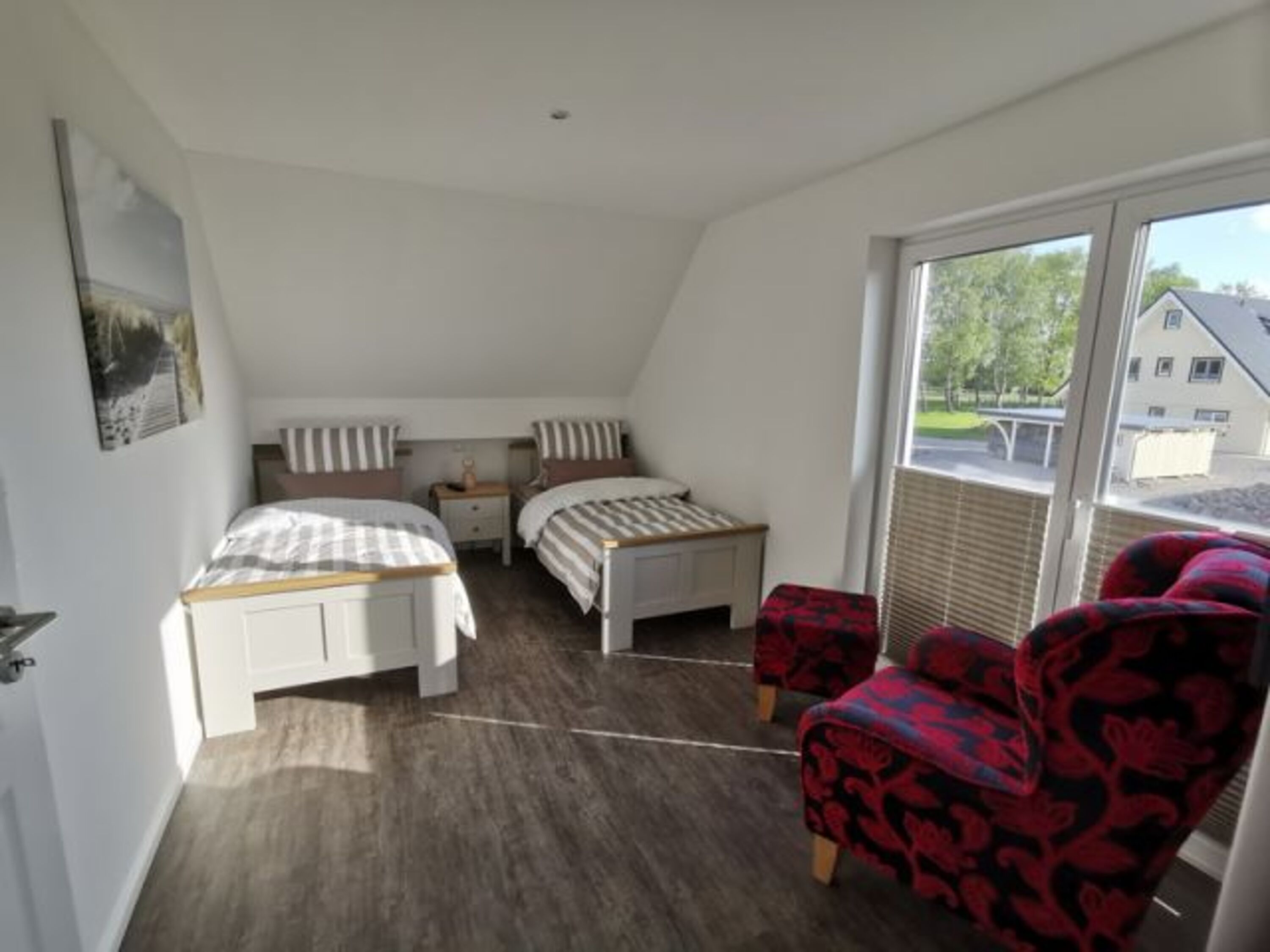 Schlafzimmer mit Fernseher -2 Einzelbetten