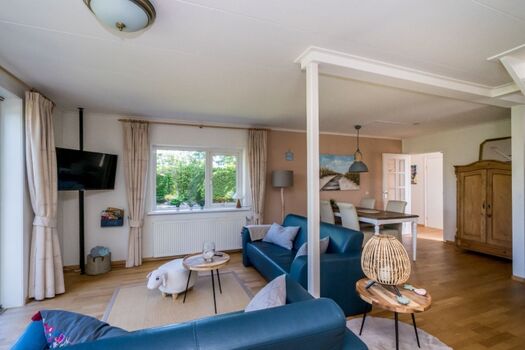 Das helle und geräumige Wohnzimmer